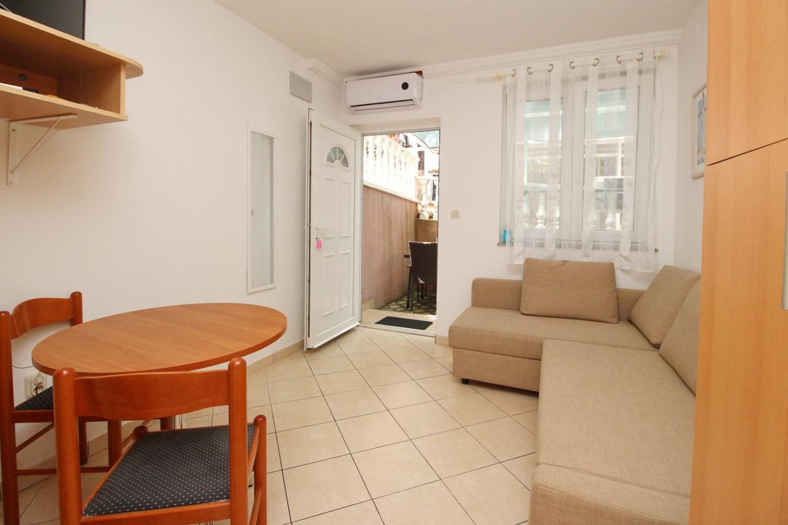 Apartments Lovincic Башка Екстер'єр фото